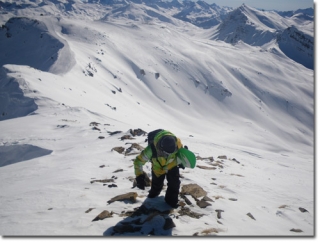  骑滑雪板前攀爬 
